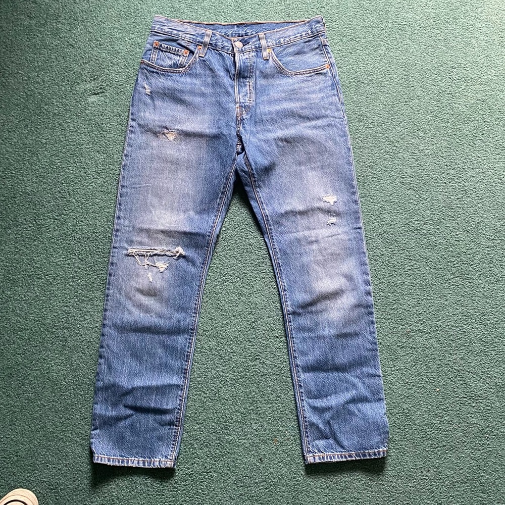 LEVI’S Straight cut medium to light wash denim jean pants